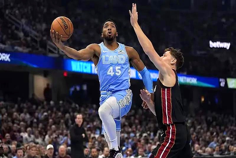 转会期NBA常规赛焦点战，克里夫兰骑士战术微调，信心回归，年轻球员得到机会的简单介绍